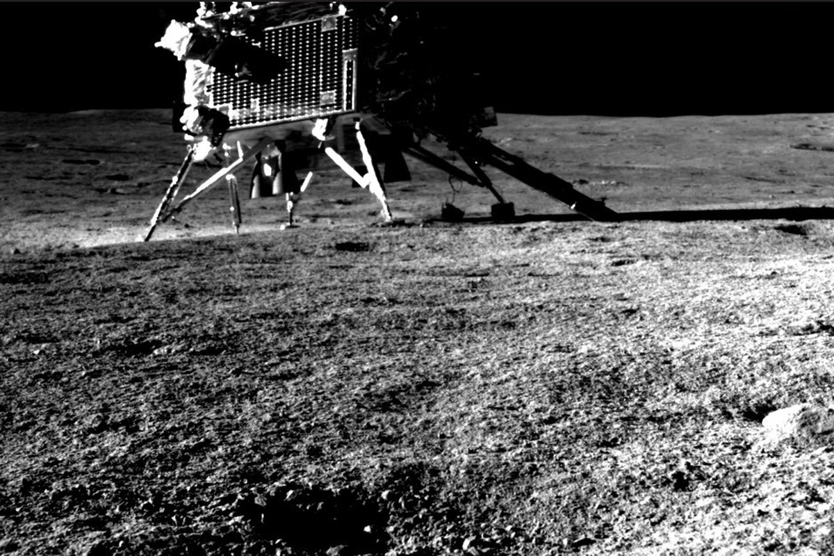 HANDOUT - 30.08.2023, ---: Der Vikram-Lander auf der Mondoberfl�che mit der ChaSTE-Sonde im Einsatz, fotografiert vom Pragyan-Rover. Die Sonde hatte unter anderem die Temperatur im Mondboden untersuch ...