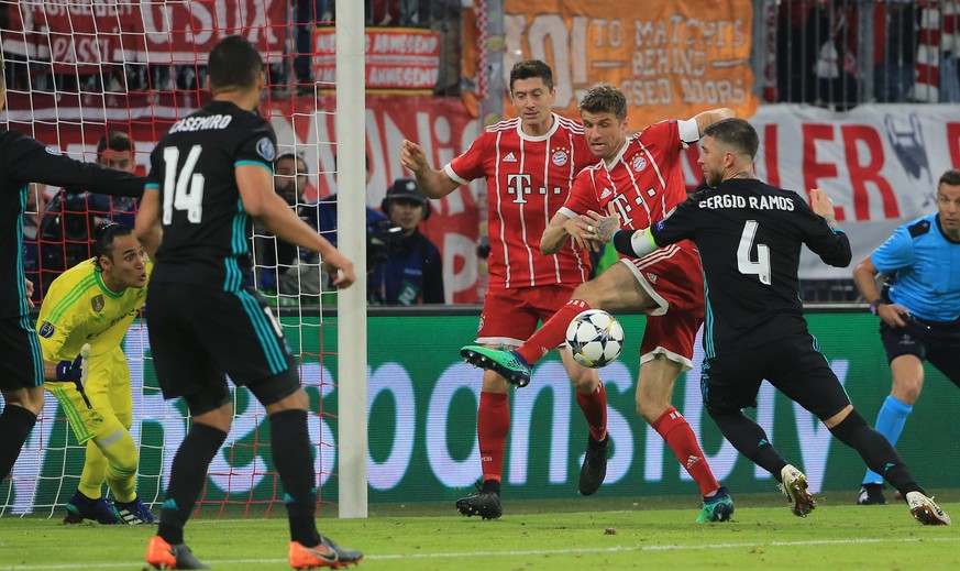 20180425, Champions League, FC Bayern vs Real Madrid, Allianz Arena Muenchen, Fussball, im Bild: Casemiro ( Real Madrid ), Leylar Navas ( Real Madrid ), Robert Lewandowski (FCB), Thomas Mueller (FCB), ...