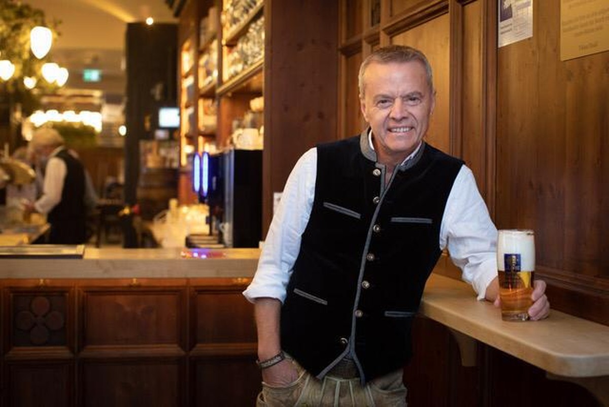 Gregor Lemke in seinem Wirtshaus in München.