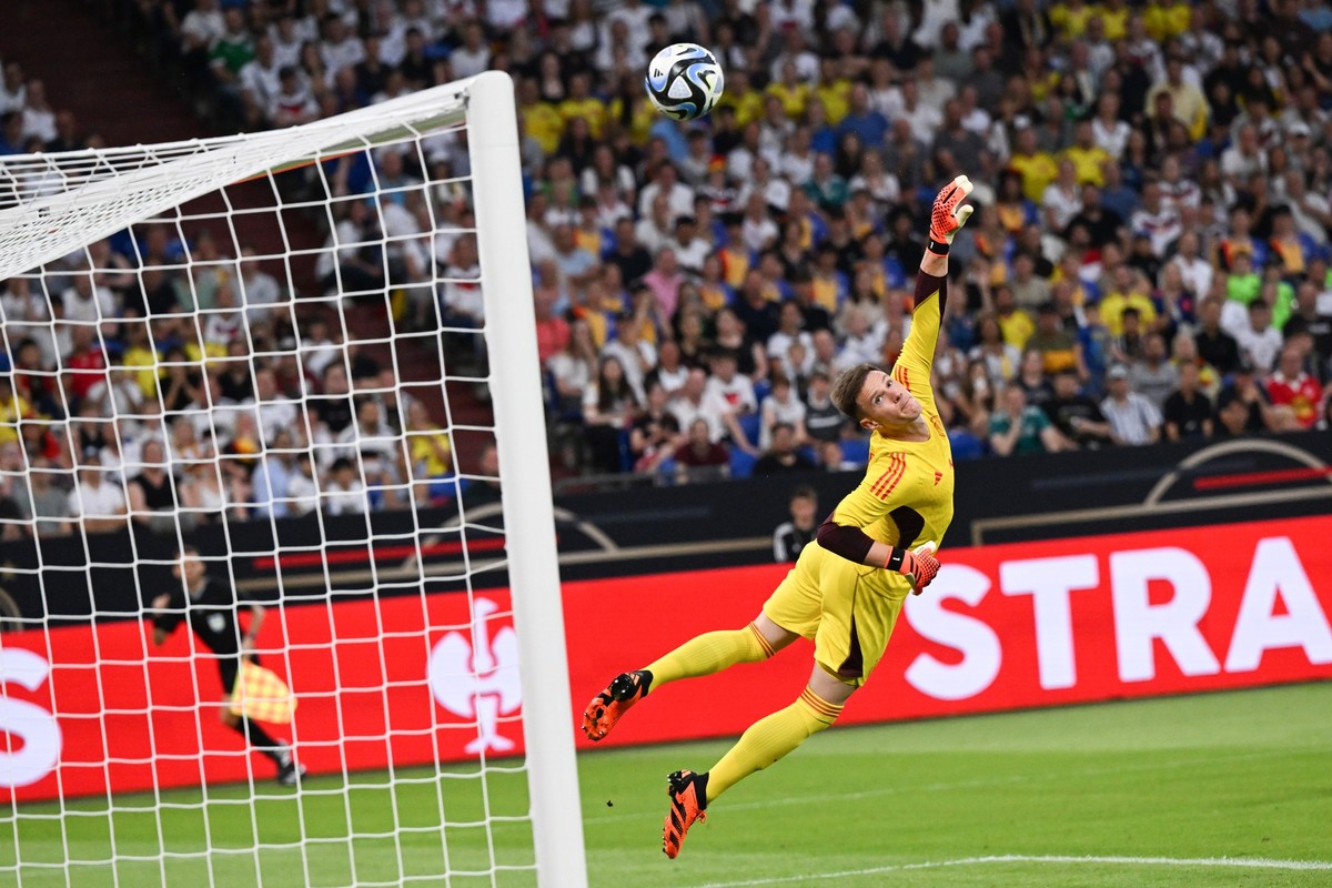 20.06.2023, Nordrhein-Westfalen, Gelsenkirchen: Fu�ball: L�nderspiele, Deutschland - Kolumbien, Veltins Arena. Deutschlands Torwart Marc-Andre ter Stegen lenkt den Ball am Tor vorbei. WICHTIGER HINWEI ...
