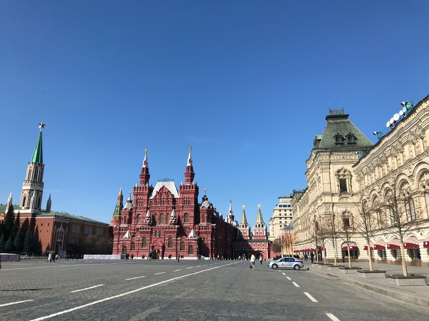 26.03.2020, Russland, Moskau: Menschenleer ist der Rote Platz mit dem Historischen Museum im Hintergrund Foto: Ulf Mauder/dpa +++ dpa-Bildfunk +++