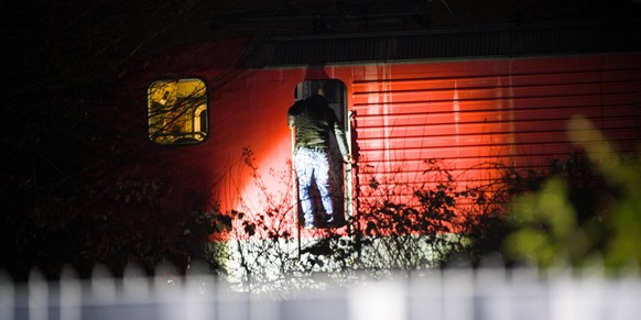 02.02.2023, Nordrhein-Westfalen, Recklinghausen: Eine Lock steht an der Unfallstelle.Bei dem Bahnungl�ck in Recklinghausen sind nach ersten Angaben des NRW-Innenministeriums zwei Kinder von einem G�te ...