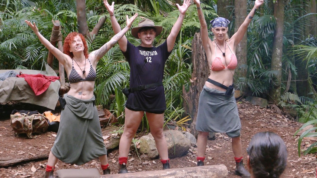 ACHTUNG: SPERRFRIST FÜR ALLE MEDIEN BIS ZUM SHOWENDE, SAMSTAG, 27.01.2024, 24:00 UHR !!! Tag 9 im Camp. Lucy Diakovska (l.), Twenty4Tim und Sarah Kern präsentieren ihren Tik Tok-Tanz.

+++ Die Verwend ...