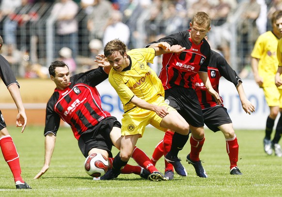 Die Freiburger Nicolas Höfler (l.) und Jonathan Schmid (r.) im Duell mit Dortmunds Mario Götze (Mitte). Beide stehen mit Freiburg im Pokalfinale.