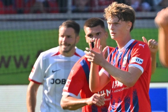 21.09.2024, Baden-Württemberg, Heidenheim: Fußball: Bundesliga, 1. FC Heidenheim - SC Freiburg, 4. Spieltag, Voith Arena. Heidenheims Paul Wanner klatscht. Foto: Jan-Philipp Strobel/dpa - WICHTIG HI ...
