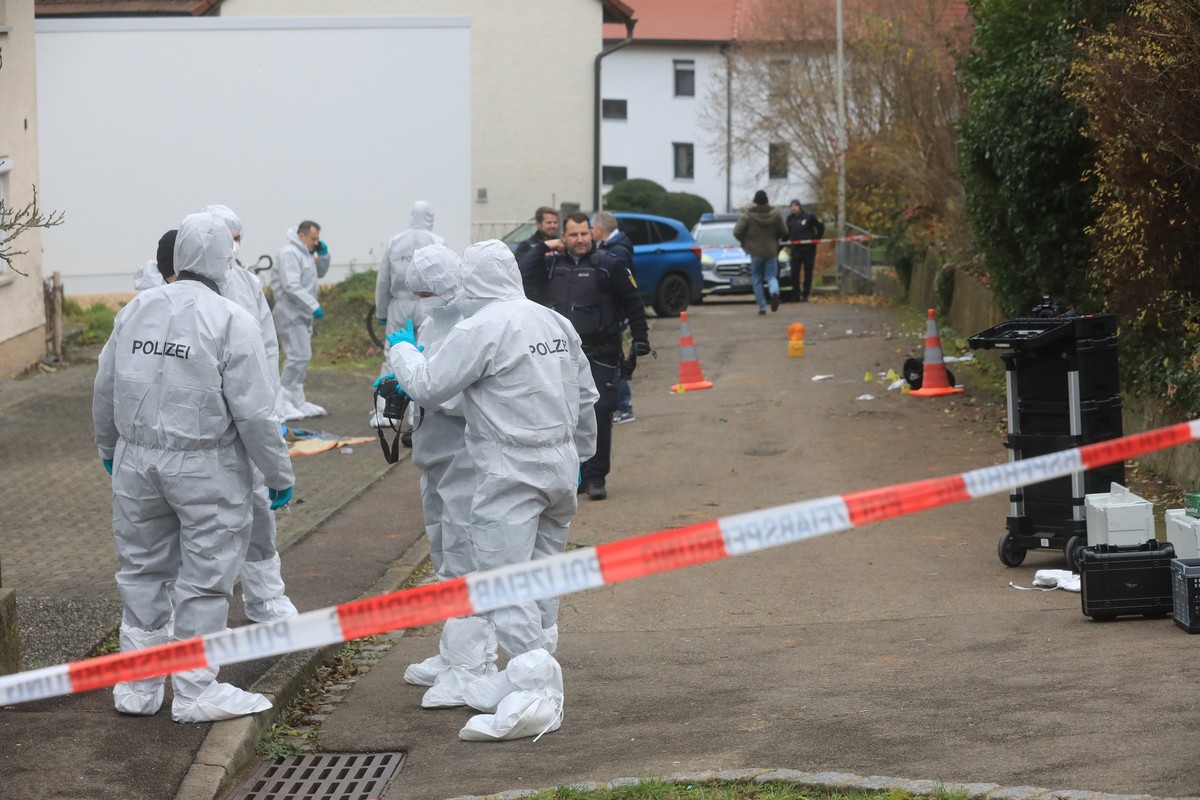 05.12.2022, Baden-Württemberg, Illerkirchberg: Einsatzkräfte begutachten einen Tatort in Illerkirchberg (Alb-Donau-Kreis). Ein Mann soll dort zwei Mädchen auf dem Schulweg angegriffen und schwer verle ...