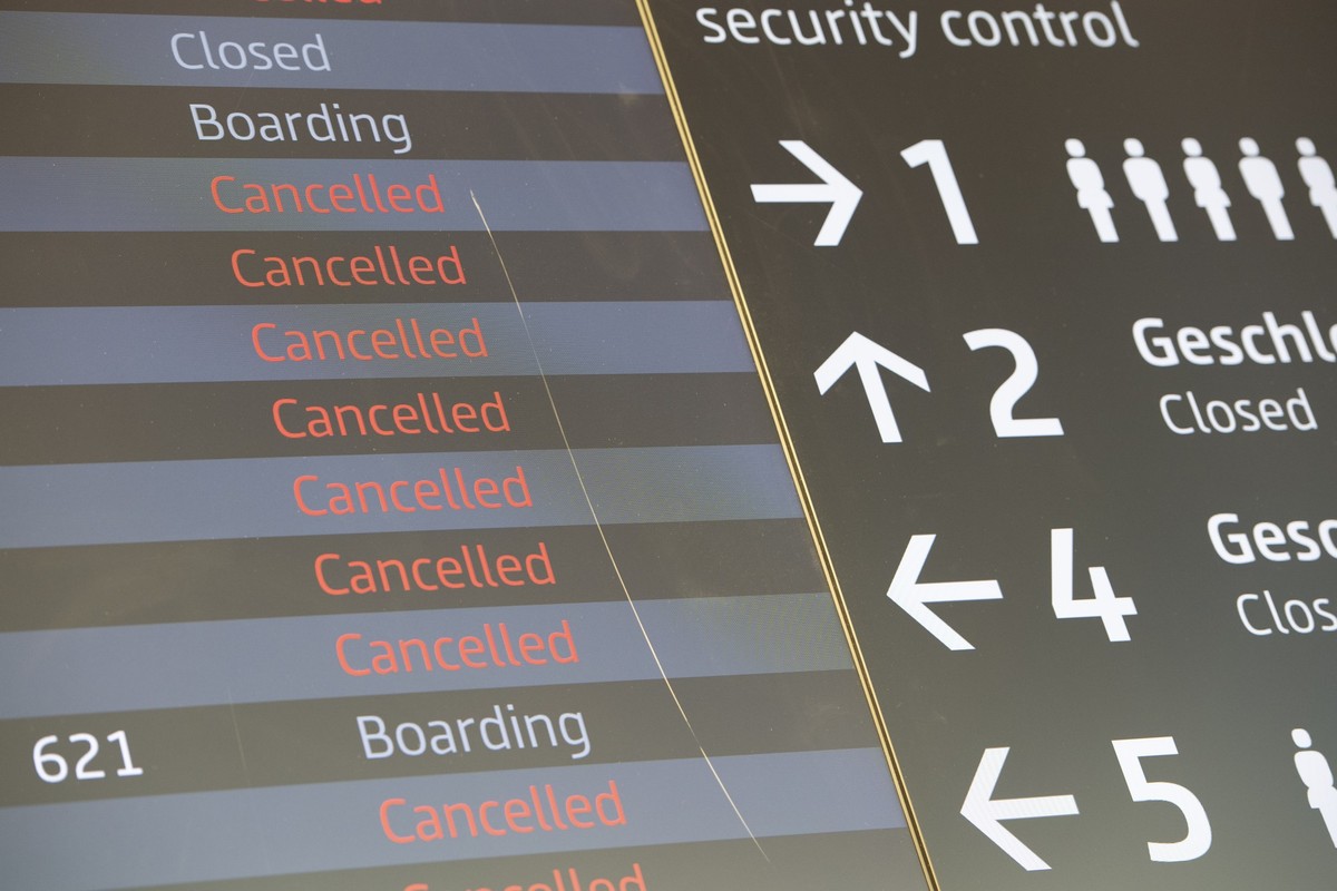 ARCHIV - 22.03.2022, Berlin: "cancelled" steht auf der Informationstafel am BER. (Illustration zu "Verdi ruft für Montag zu Warnstreik an Berliner Flughafen BER auf") Foto: Paul Zi ...