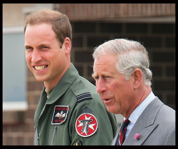 Im Jahr 2012 besucht Prinz Charles seinen Sohn Prinz William bei der Roayl Air Force.