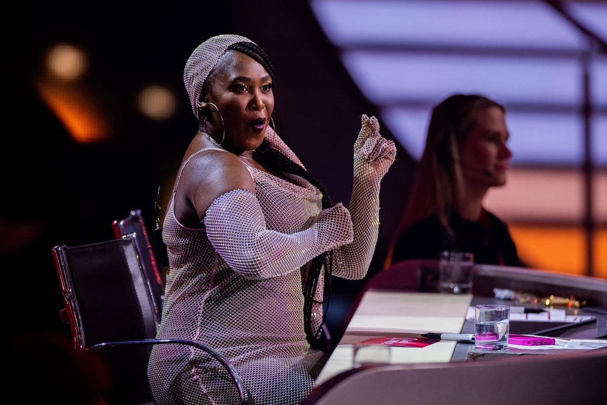 14.04.2023, Nordrhein-Westfalen, K�ln: Motsi Mabuse, Jurymitglied, tanzt in der RTL-Tanzshow &quot;Let&#039;s Dance&quot; im Coloneum am Jurypult. Foto: Rolf Vennenbernd/dpa +++ dpa-Bildfunk +++