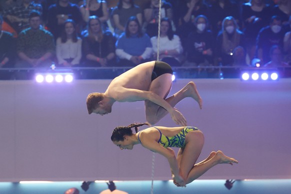 10.02.2023, Berlin: Lars T�nsfeuerborn und Irina Schlauch nehmen teil beim Live-Show &quot;RTL-Turmspringen&quot;. Die Sendung wird live bei RTL ausgestrahlt. Foto: J�rg Carstensen/dpa +++ dpa-Bildfun ...