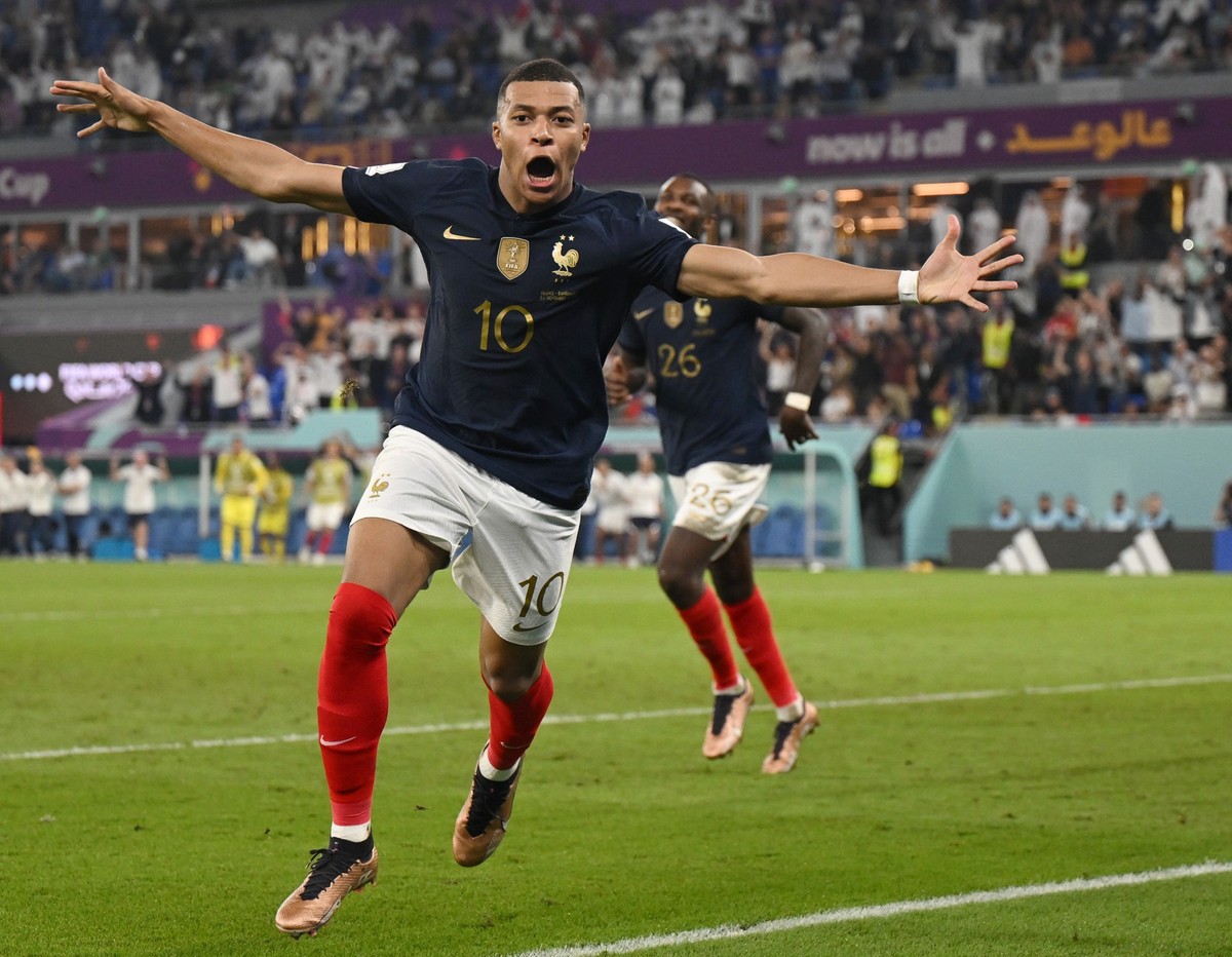 26.11.2022, Katar, Doha: Fu�ball, WM, Frankreich - D�nemark, Vorrunde, Gruppe D, Spieltag 2, Stadion 974, Kylian Mbappe von Frankreich jubelt nach seinem Treffer zum 2:1. Foto: Robert Michael/dpa +++  ...