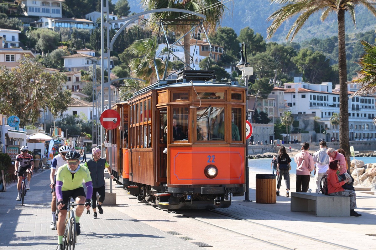 Palma de Mallorca ESP, Mallorca-Features, April 2025, 01.04.2025 , Port de Soller, Bahn , Eisenbahn, Zug, ESP, Mallorca-Features, April 2025, 01.04.2025 *** Palma de Mallorca ESP, Mallorca Features, A ...