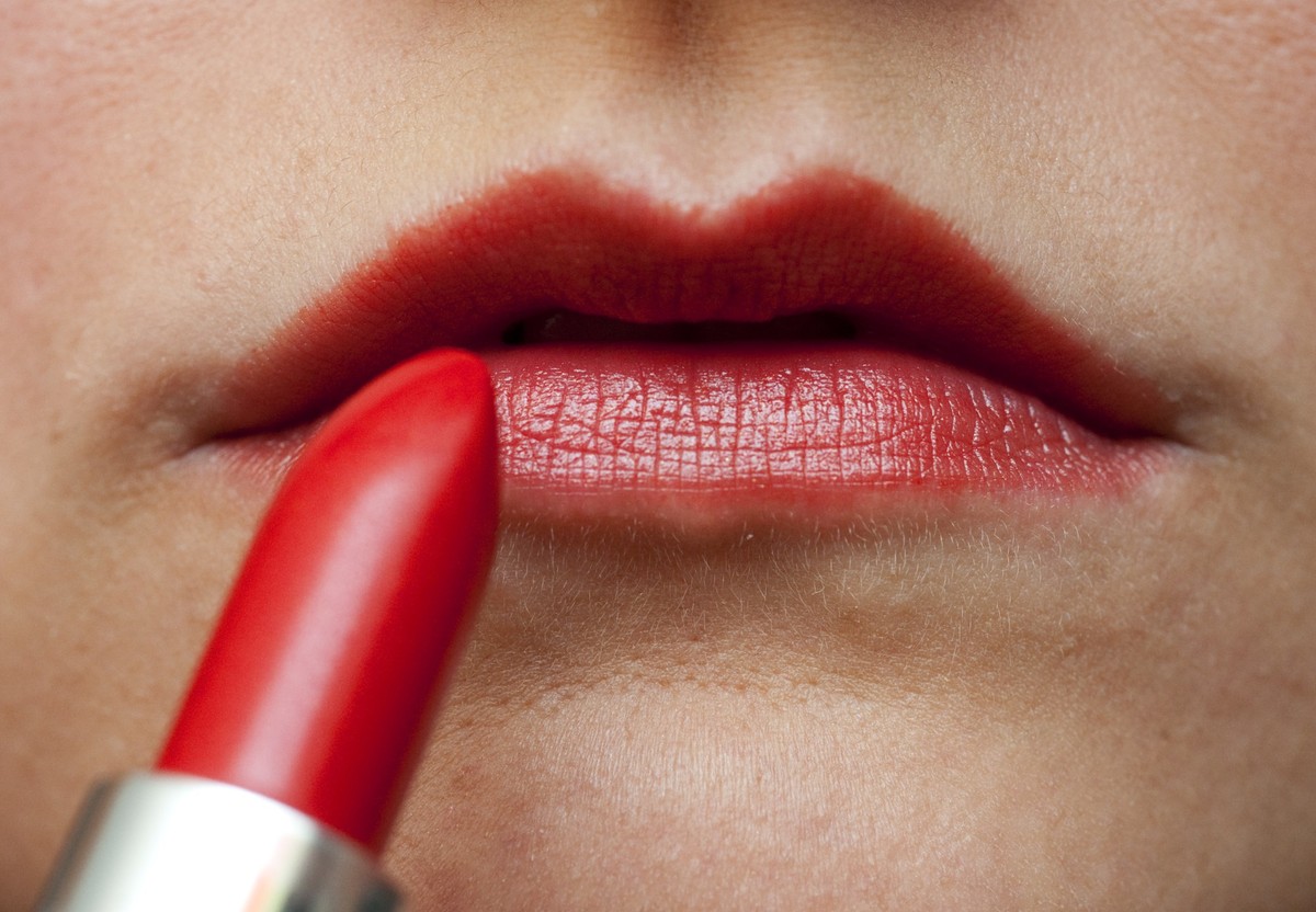 ILLUSTRATION - Zum Themendienst-Bericht vom 26. Januar 2023: Sieht schick aus, kann aber bedenkliche Inhaltsstoffe enthalten: roter Lippenstift. Foto: Andrea Warnecke/dpa-tmn - Honorarfrei nur f�r Bez ...