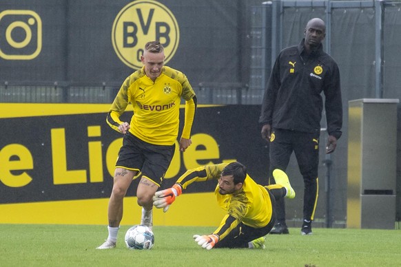 Fußball: 1. Bundesliga, Saison 2019/2020, Training von Borussia Dortmund am 18.08.2019 in Dortmund (Nordrhein-Westfalen). Dortmunds Marius Wolf (l.) und Dortmunds Torhueter Roman Bürki / Buerki kämpfe ...