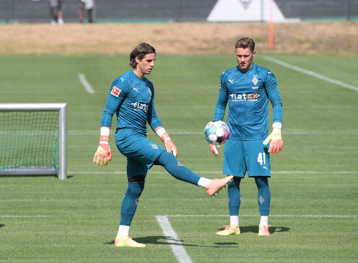 v.li., Torwart Yann Sommer Borussia Moenchengladbach, Torwart Jan Olschowsky Borussia Moenchengladbach 04.08.2020, Fussball GER, Saison 2020 2021, 1. Bundesliga, Trainingsauftakt Borussia Moenchenglad ...
