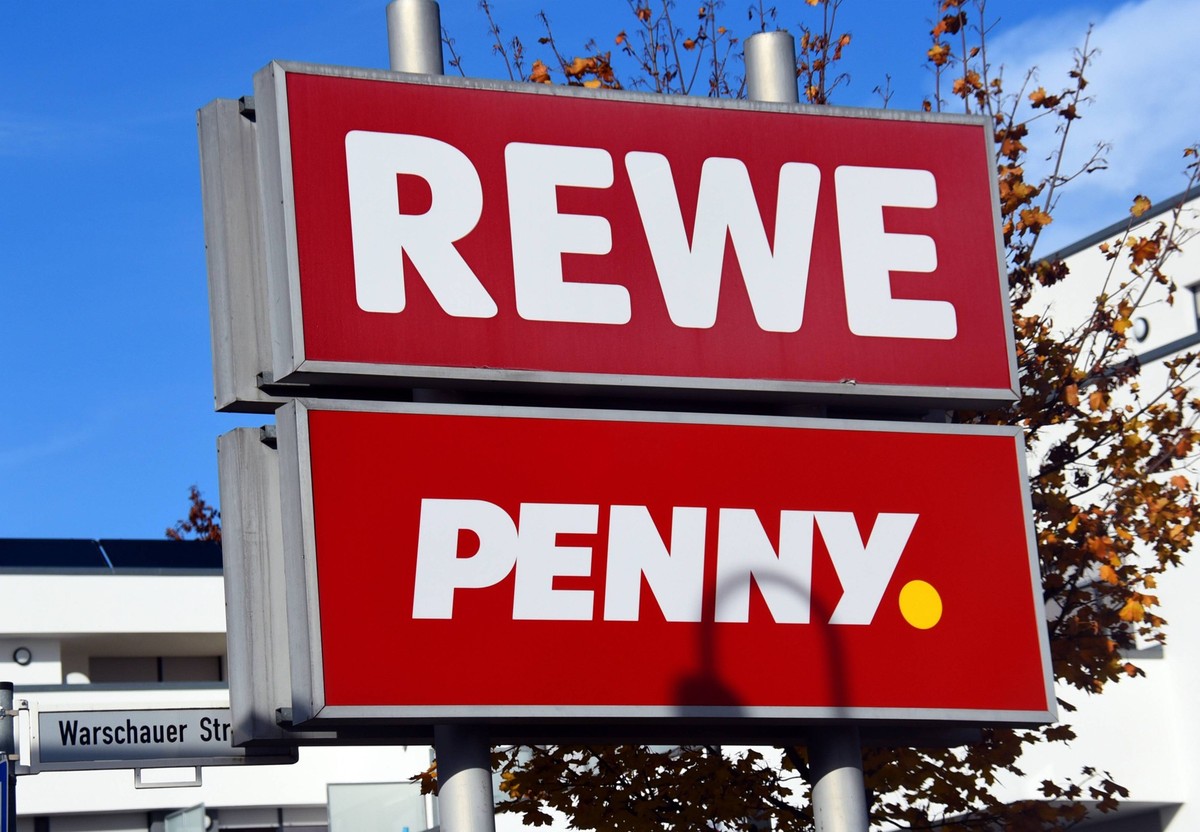 Deutschland, Bonn, 07.11.2018 Supermarkt REWE und PENNY im Stadtteil Auerberg Stadtteil Auerberg *** Germany Bonn 07 11 2018 REWE and PENNY supermarket in Auerberg district Auerberg district