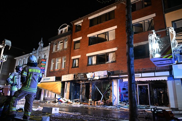 31.03.2023, Nordrhein-Westfalen, Eschweiler: Trümmer liegen vor einem Haus in der Neustraße. Eine gewaltige Explosion in einem Wohn- und Geschäftshaus hat in der Stadt nordöstlich von Aachen am Donner ...