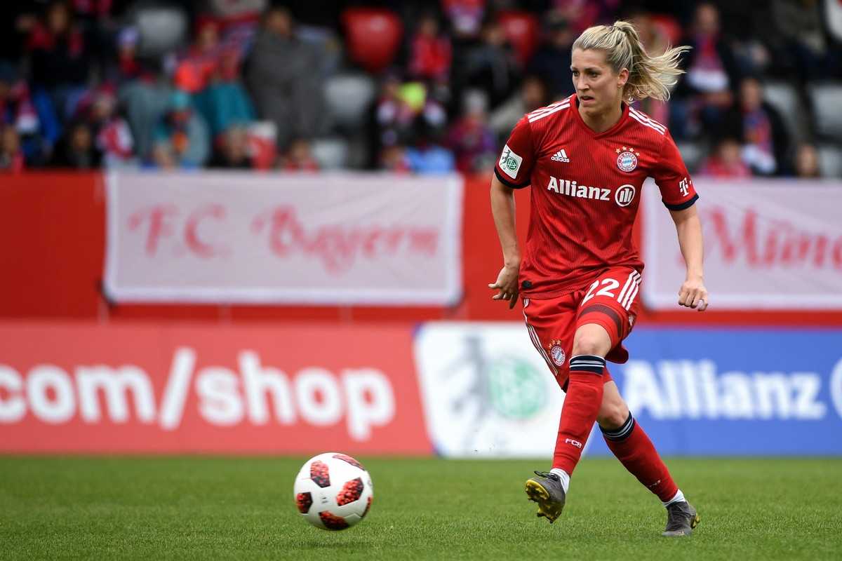 Verena Schweers (FC Bayern München, FCB, 22) am Ball, Freisteller, Ganzkörper, Einzelbild, Aktion, Action, 05.05.2019, München, Fussball,Allianz Frauen-Bundesliga, FC Bayern München - SC Freiburg, DFB ...