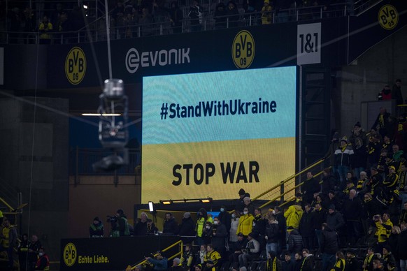 Im Dortmunder Stadion wurde Solidarität mit der Ukraine bekundet und zum Ende des Kriegs aufgerufen.