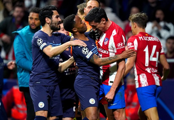 Madrid's Stefan Savic (2.v. r.) stößt mit dem Kopf nach Raheem Sterling.