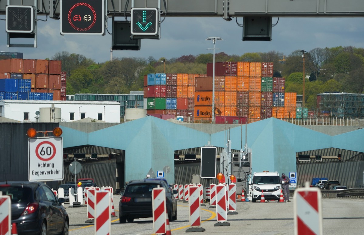 ARCHIV - 27.04.2023, Hamburg: Autos fahren auf der Autobahn A7 in Richtung Norden in den Elbtunnel. Die A7 zwischen den Anschlussstellen Hamburg-Volkspark und -Heimfeld einschlie