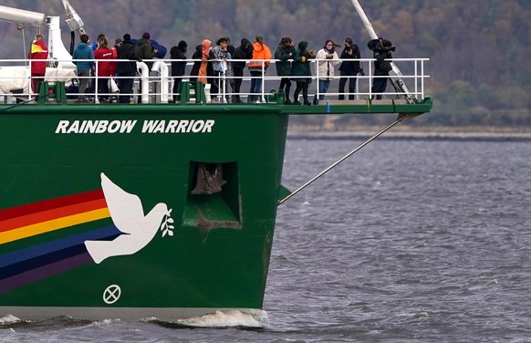 Das Greenpeace-Schiff mit "Rainbow Warrior" mit Klimaaktivisten an Bord traf am Montag in Glasgow ein. 