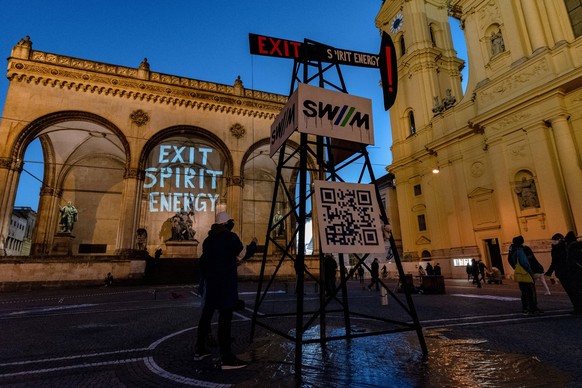 Mit einem symbolischen Ölbohrturm protestieren Aktivisten gegen die Beteiligung der Stadtwerke München an dem Erdöl Konzern Spirit Energy.