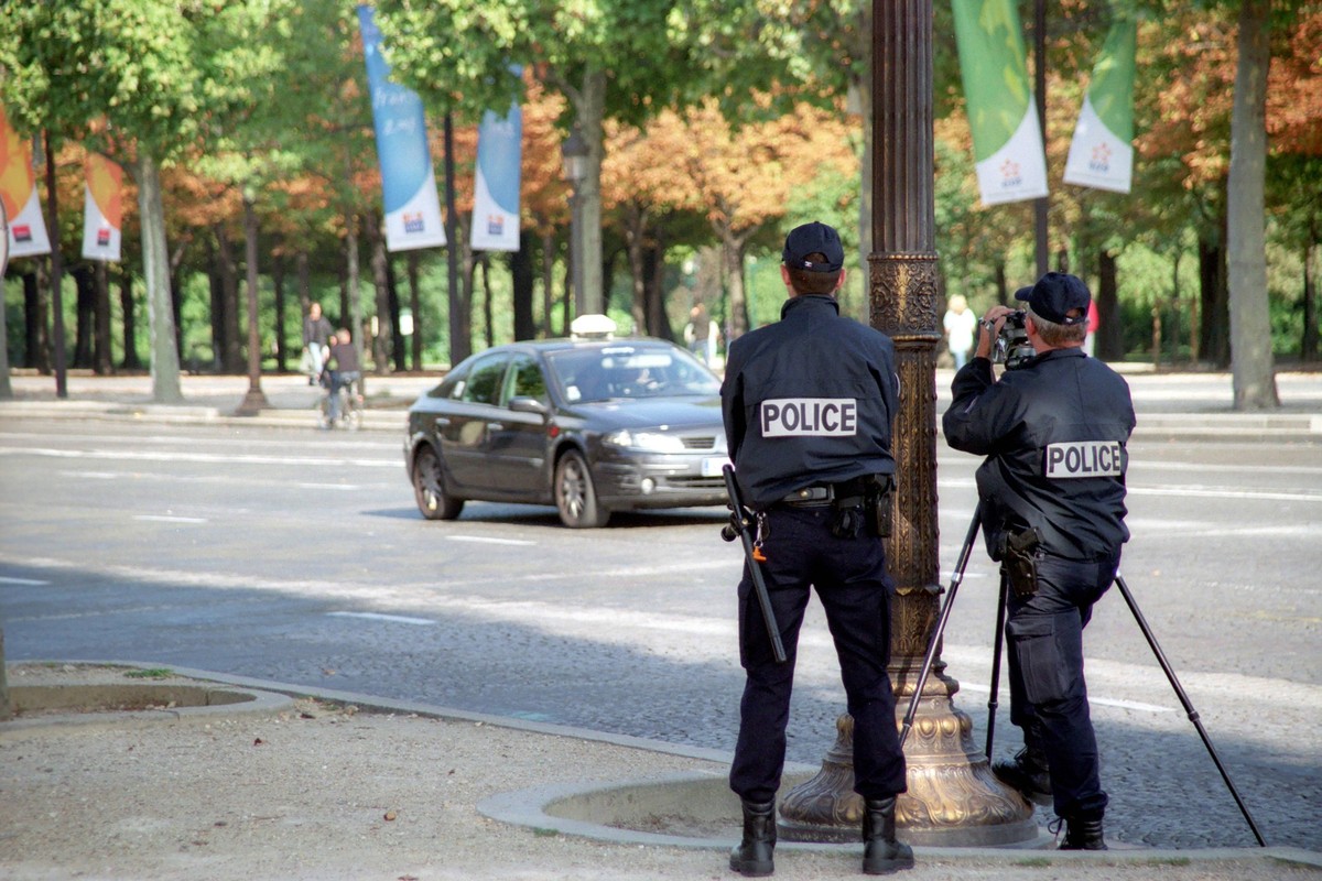 Bildnummer: 52411455 Datum: 01.10.2007 Copyright: imago/Gueffroy
Geschwindigkeitskontrolle an den Champs Elysees in Paris (Frankreich), Personen; 2007, Frankreich, Paris, Avenue des, Les Champs, Verke ...