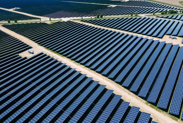 Der neue Photovoltaik-Park des Unternehmens Enerparc wird offiziell in Betrieb genommen. (Aufnahme mit einer Drohne). Die Unternehmen Enerparc und die Deutschen Bahn haben einen Stromliefervertrag übe ...