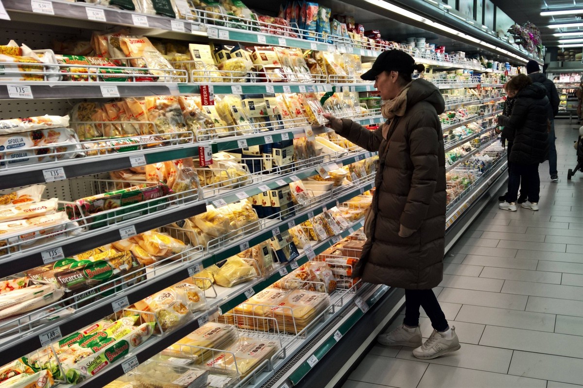 Supermarkt bzw Lebensmittel-Discounter, Frau am Kuehlregal *** Supermarket or food discounter, woman at refrigerator shelf