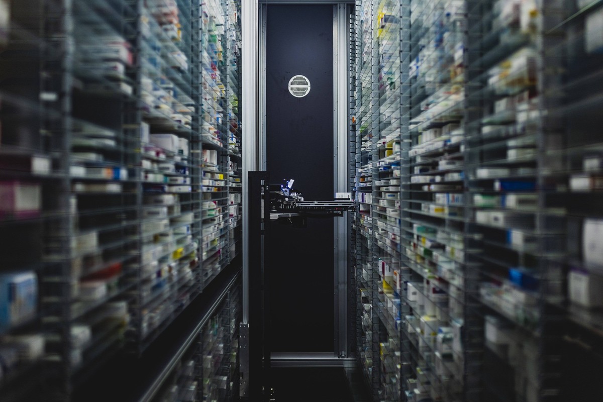 Kommissionierautomat mit Medikamenten, aufgenommen in einer Apotheke in Niesky, 13.04.2023. Niesky Deutschland *** Picking machine with medicines, taken in a pharmacy in Niesky, 13 04 2023 Niesky Germ ...