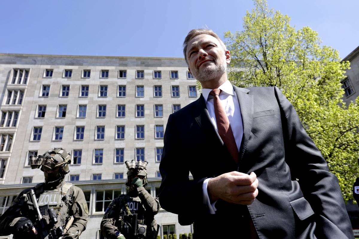 News Bilder des Tages Christian Lindner, Bundesminister der Finanzen, FDP, und Zollbeamte im Garten des Bundesfinanzministeriums, bei der Vorstellung der neuen Strategie zur Bekaempfung der Organisier ...