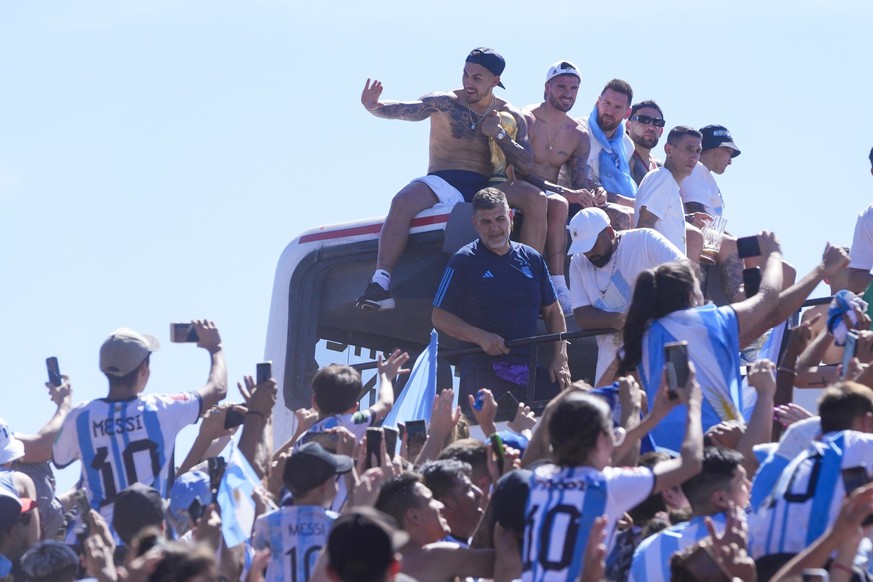 20.12.2022, Argentinien, Buenos Aires: Fußball, WM: Nach der Ankunft von Weltmeister Argentinien in der Heimat: Leandro Paredes, Rodrigo De Paul, Lionel Messi und Nicolas Otamendi (v.l.n.r.) sitzen au ...