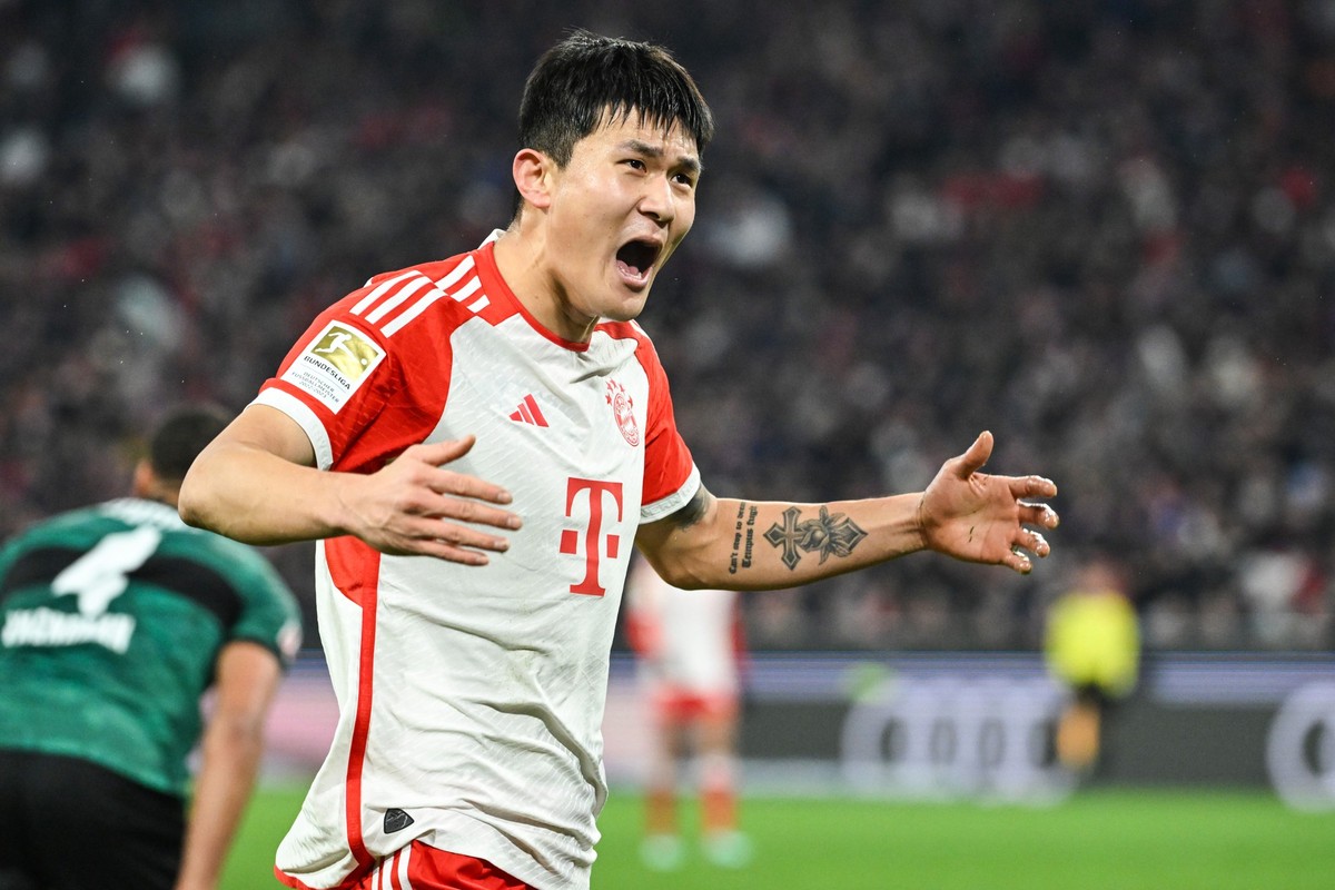 ARCHIV - 17.12.2023, Bayern, M�nchen: Fu�ball: Bundesliga, Bayern M�nchen - VfB Stuttgart, 15. Spieltag, Allianz Arena. M�nchens Minjae Kim gestilukiert nachdem sein Treffer nicht gegeben wurde. Der A ...