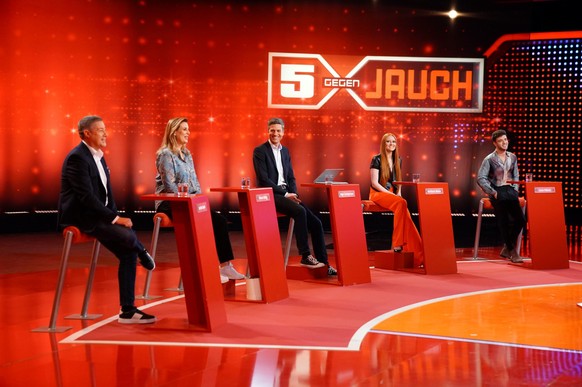Die prominenten Gegner von Günther Jauch. V.l.: Joachim Llambi, Elena Uhlig, Ingo Zamperoni, Barbara Meier und Luca Hänni.
Die Verwendung des sendungsbezogenen Materials ist nur mit dem Hinweis und V ...