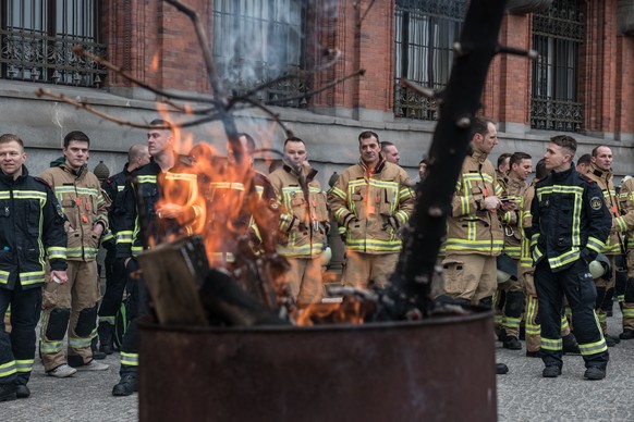 Das Zeichen der Mahnwache "Berlin brennt" war eine brennende Tonne