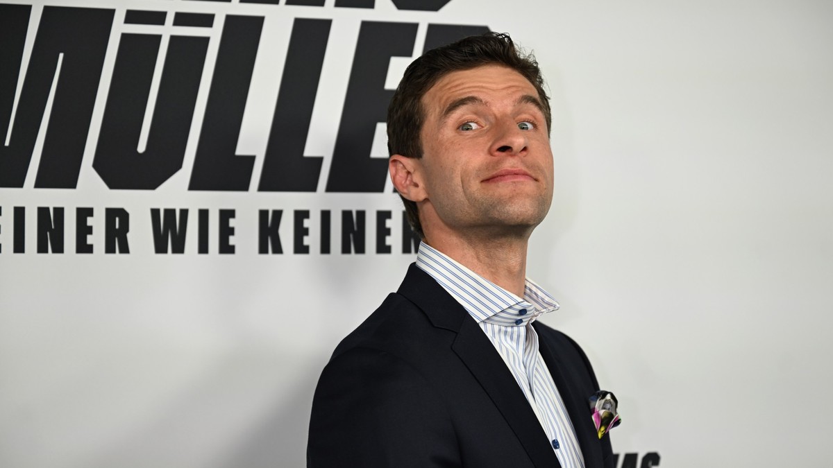 ARCHIV - 25.02.2025, Bayern, München: Thomas Müller kommt zur Premiere der Prime-Video-Dokumentation «Thomas Müller - Einer wie keiner» über den Offensivstar des FC Bayern in die Astor Filmlounge im A ...
