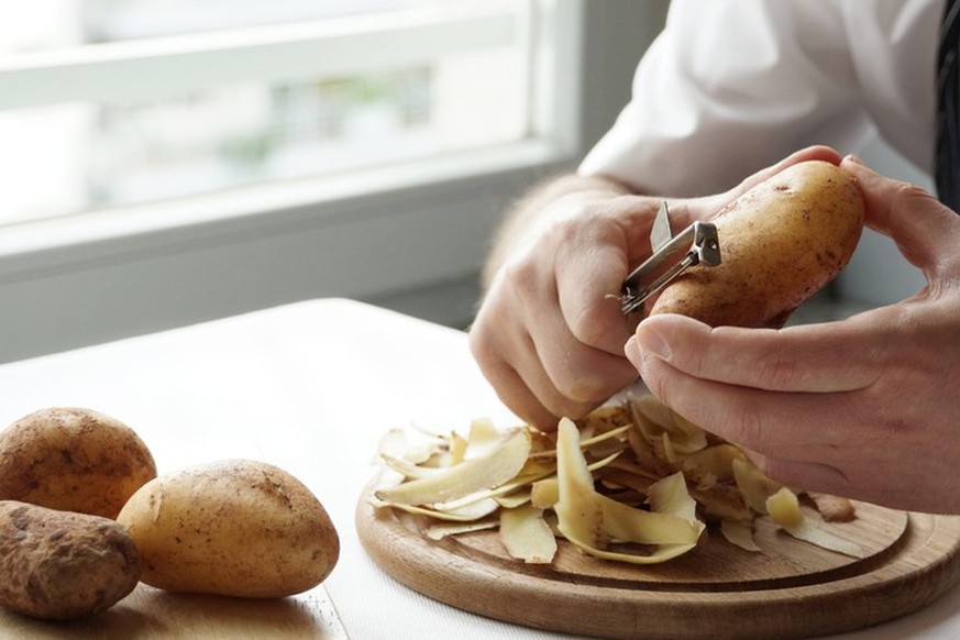 Peeling and preparing potatoes at home