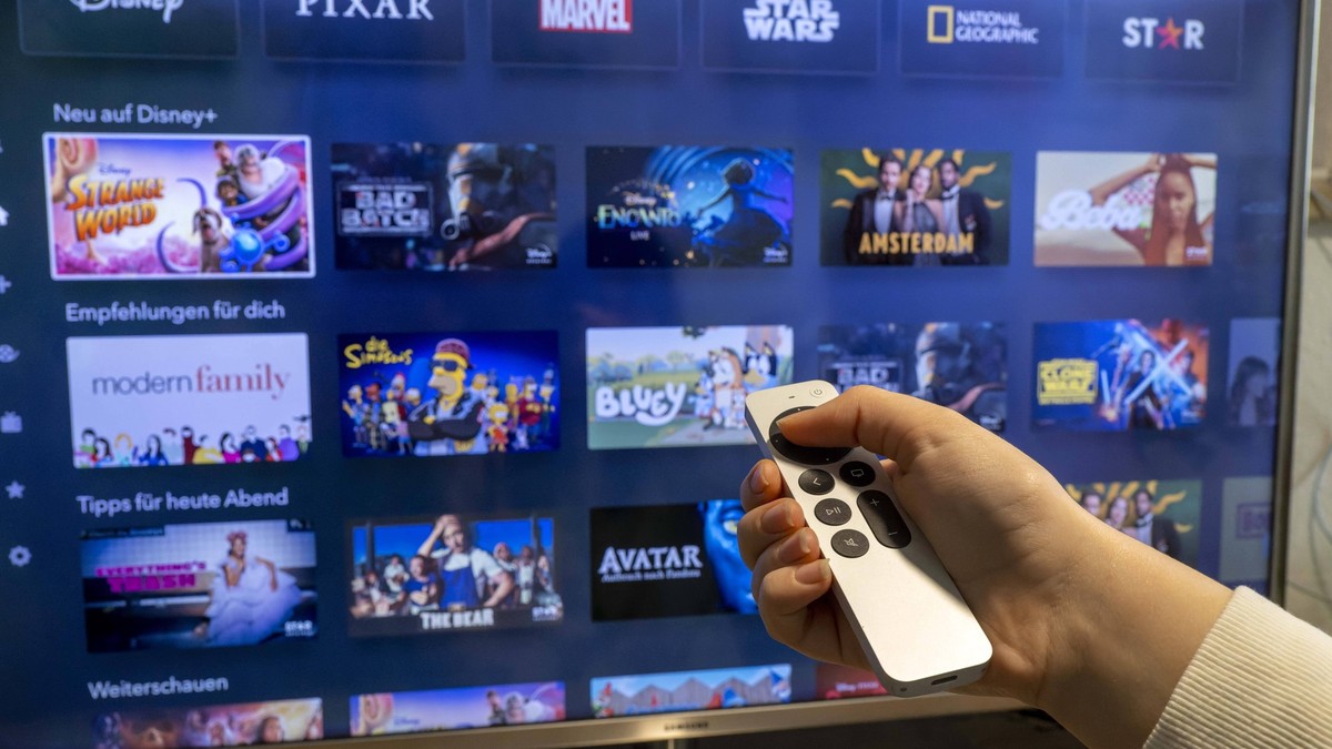 17.01.2023, Streamingdienste: Disney Plus auf dem Ferseher mittels Apple-TV. Filme wie AVATAR k