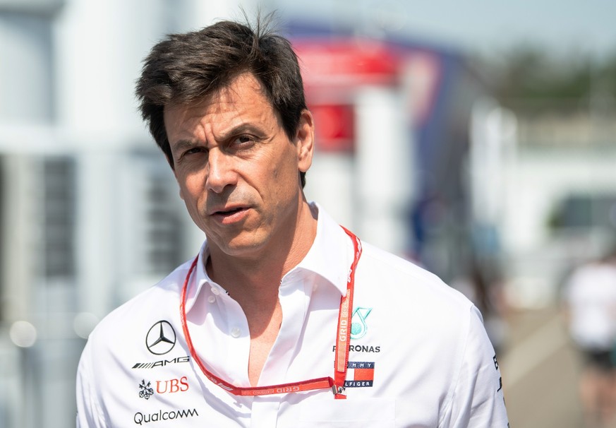 ARCHIV - 25.07.2019, Baden-Württemberg, Hockenheim: Motorsport: Formel-1-Weltmeisterschaft, Grand Prix von Deutschland. Toto Wolff, Motorsportchef des Mercedes-Teams, kommt ins Fahrerlager. (Zu dpa: Z ...