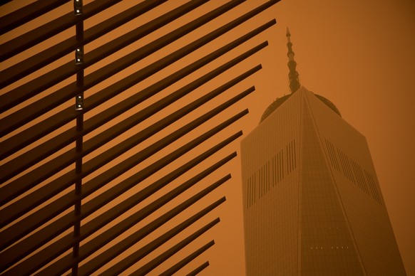 07.06.2023, USA, New York: Das One World Trade Center in Lower Manhattan. Der Rauch zahlreicher schwerer Waldbr�nde in Kanada hat Teile der US-Ostk�ste eingeh�llt und in der Millionenmetropole New Yor ...