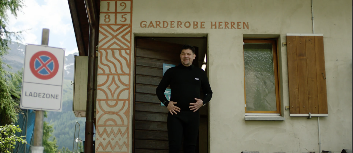 Tim Mälzer im Neopren-Anzug.