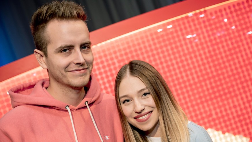 05.12.2018, Berlin: Das YouTuberpaar Julian «Julienco» Claßen und Bianca «Bibi» Claßen steht beim YouTube-Jahresrückblick 2018 im YouTube Space Berlin vor einem YouTube-Logo. Foto: Christoph Soeder/dp ...