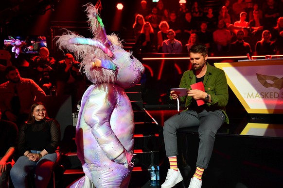 Thore Schölermann flirtet mit dem Axolotl.