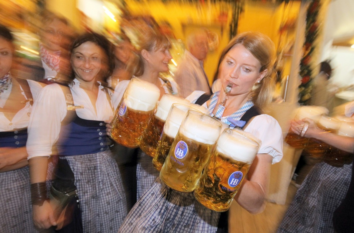ARCHIV - 21.09.2012, Bayern, M�nchen: Acht Mass Bier tr�gt eine Kellnerin am 22.09.2012 in M�nchen (Bayern) bei der Er�ffnung des Oktoberfestes in einem Festzelt. (zu dpa: �Wiesn-Aufbau startet - R�ts ...