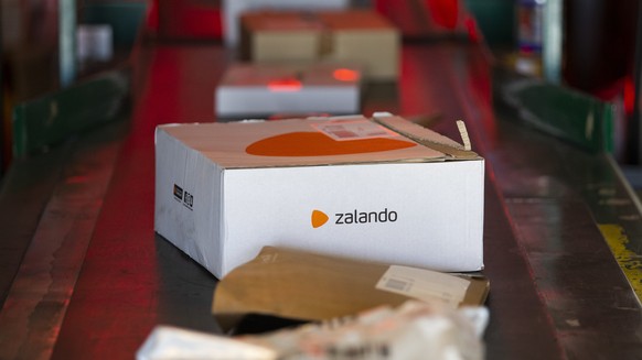 Ein Paket von Zalando liegt neben anderen Paketen auf einem Foerderband, im Paketzentrum der Schweizerischen Post in Haerkingen, am Montag 3. Juni 2019, in Haerkingen. (KEYSTONE/Peter Klaunzer) |