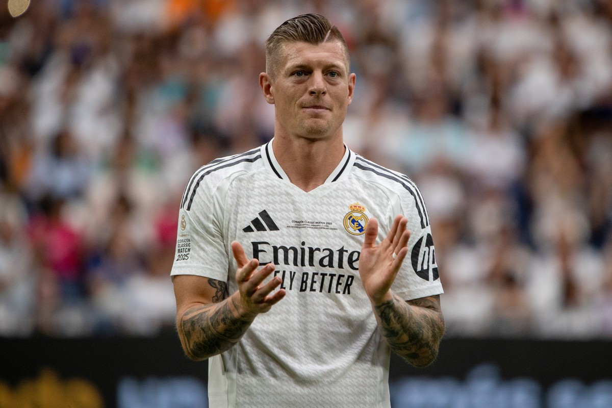 ARCHIV - 07.06.2025, Spanien, Madrid: Fußball: Corazon Classic Match, Real Madrid Legenden-Borussia Dortmund, Toni Kroos applaudiert während des Spiels. (zu dpa: «Ex-Nationalspieler Kroos bekommt Bund ...