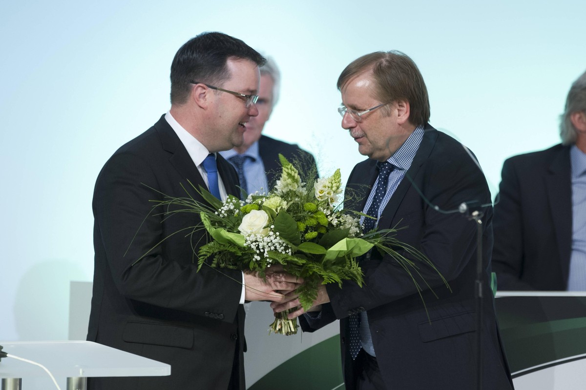 Dr. Stephan OSNABRUEGGE, Osnabr�gge, neu gewaehlter DFB Schatzmeister, bekommt BLumen von Dr. Rainer KOCH (1. DFB-Vizepraesident) Ausserordentlicher DFB-Bundestag am 15.04.2016. �
Dr Stephan Osnabr ...