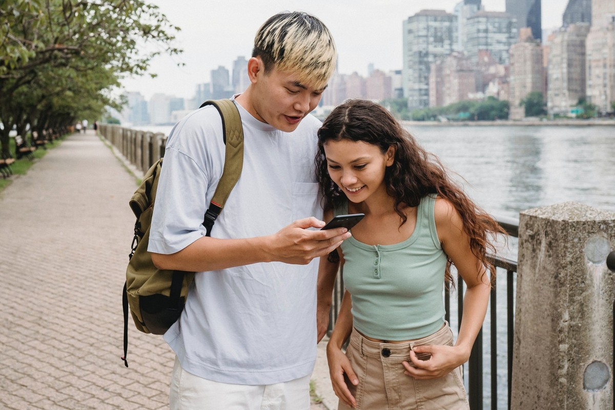 Früher mussten Freund:innen Tinder-Profile direkt am entsprechenden Smartphone prüfen – das soll jetzt Geschichte werden.