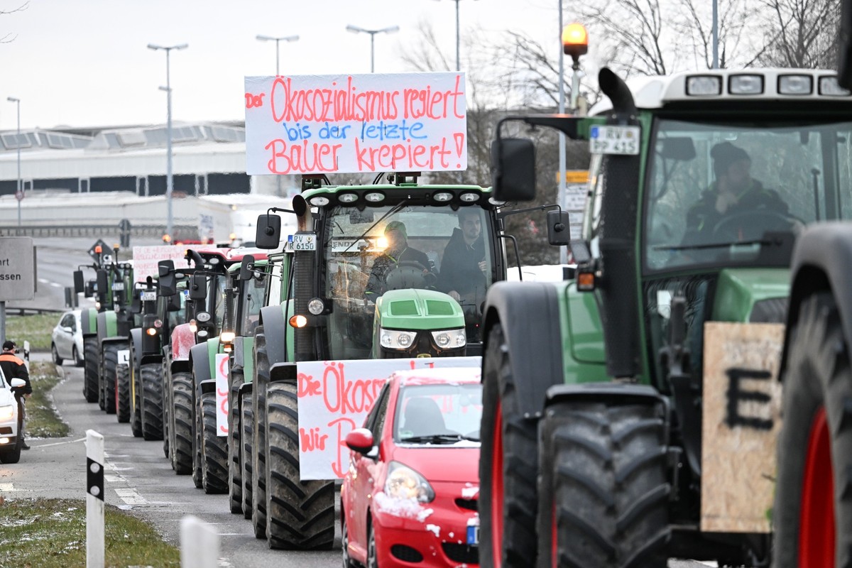 08.01.2024, Baden-Württemberg, Ravensburg: Bauern fahren in ihren Traktoren lagsam durch die Innenstadt von Ravensburg und lassen kein Fahrzeug überholen. Als Reaktion auf die Sparpläne der Bundesregi ...